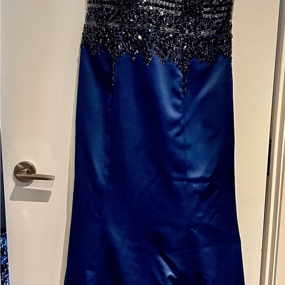 Elegant dress with small train and a cape. - Picture 4 of 5